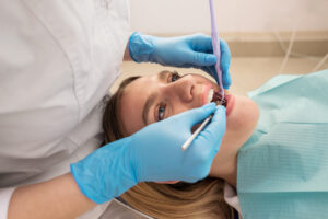 Picture of a dentist examining a patient's mouth.